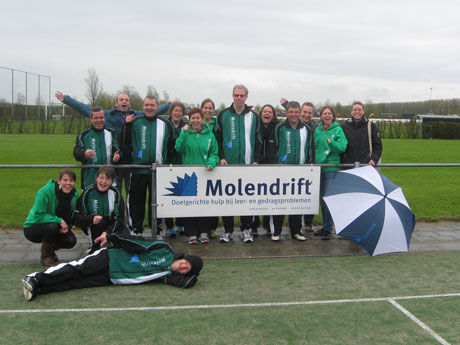 ROG G-team bij het sponsorbord van Molendrift.